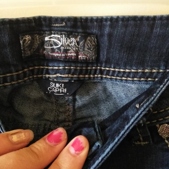 🔥2 for 50🔥Cuffed Dark Wash Silver Suki Capris - Picture 5 of 5
